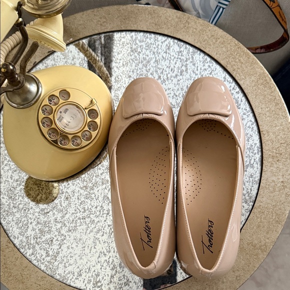 Trotters Women's Nude Patent Loafers - Picture 1 of 2